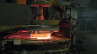 Fabrikadaki cam üfleyici ürünlerin üretimi için otomatik olarak kuru sıkı üretimi, fabrikadaki konveyörün çalışması, fabrikadaki çalışma süreci