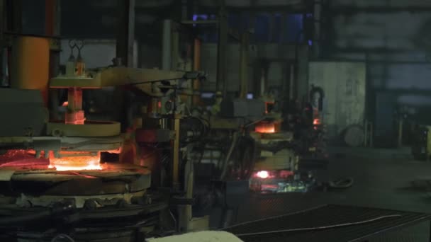 Fabrikadaki cam üfleyici ürünlerin üretimi için otomatik olarak kuru sıkı üretimi, fabrikadaki konveyörün çalışması, fabrikadaki çalışma süreci — Stok video