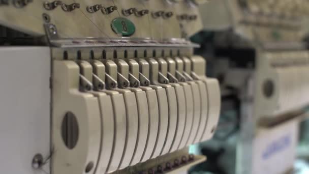 Aproape de mașina de cusut de lucru la producția de textile, producția de țesături, fabricarea de haine și perdele — Videoclip de stoc