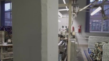 Kumaş ve giysi fabrikasındaki çalışma makinesini kapat, giysi fabrikasında çalışma günü, kumaş üretimi
