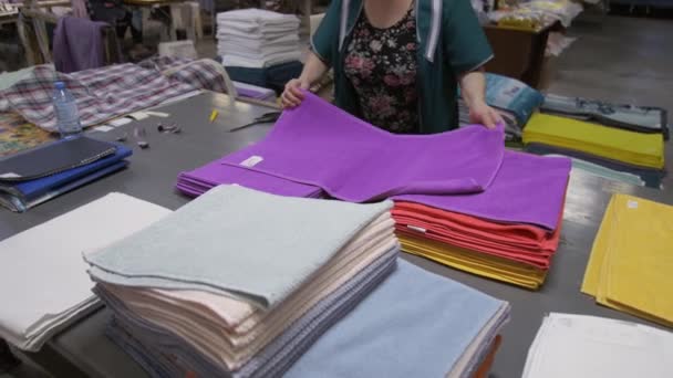 Egy ruhagyár alkalmazottja gyárilag gyártott termékeket állít elő, munkanap a ruhagyárban, szövetgyártás — Stock videók
