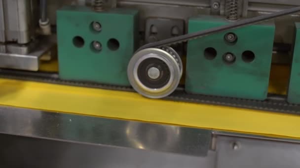Крупним планом на робочій машині на тканинно-швейній фабриці, робочий день на фабриці одягу, виробництво тканини — стокове відео