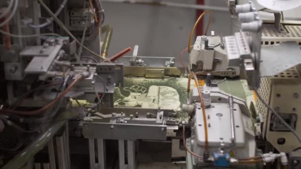 Крупный план на станке автоматического крепления на ткацкой и швейной фабриках, рабочий день на швейной фабрике, производство тканей — стоковое видео