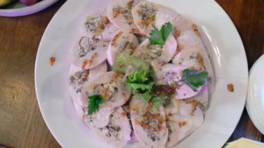 Servis masasında farklı aperatifler ve aperatiflerle bir konserde, partide, müzik partisinde, lezzetli yemeklerle kapatıyoruz.