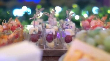 Servis masasında farklı aperatifler ve abur cuburlarla, bir konserde meyve, portakal ve üzümlerle dolu tabakla, parti, müzik partisiyle, lezzetli yemeklerle kapatıyoruz.