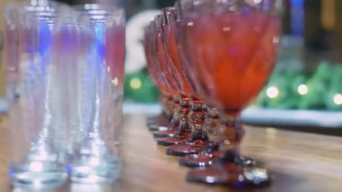 Bardakta meşrubat ve boş bardaklarla dolu bir masa. Konser, parti, müzik partisi.