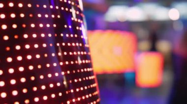 Parlak neon manzarası ve müzik sahnesinin dekorasyonu bir konserde, müzik partisinde