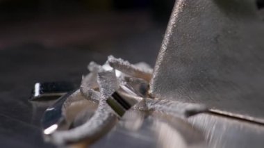 Fabrikadan sonra işlenmiş ve cilalanmış gümüş külçelerin ve metal talaşlarının olduğu yüzeyi kapatın.