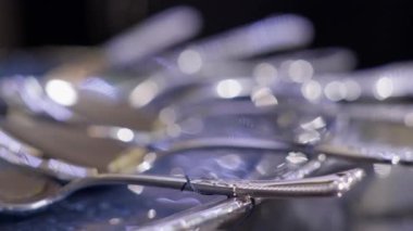 Gümüş fabrikasının bitmiş ürünlerini kapatın. Gümüş kaşıklar.