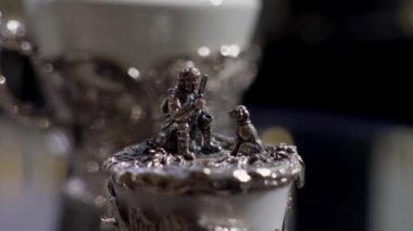 Gümüş fabrikasının bitmiş ürünlerini kapatın. Bulaşıklar için gümüş süsleme.