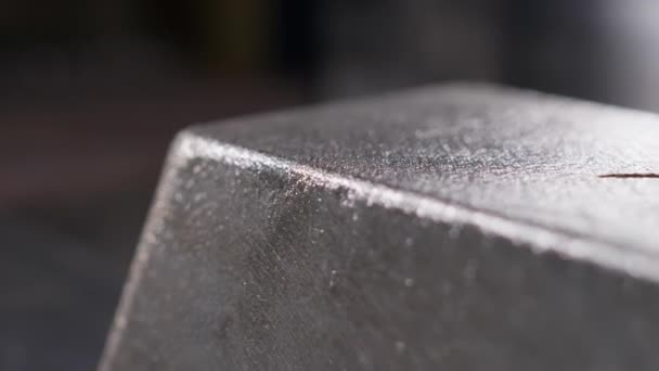 Close up nas bordas da barra de prata processada e polida na fábrica — Vídeo de Stock