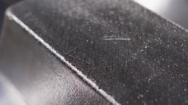 Zbliżenie na powierzchni obrabianego i polerowanego sztabki srebra w fabryce — Wideo stockowe