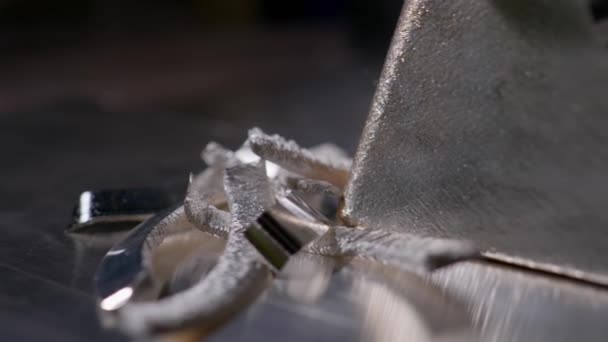 Близько до поверхні оброблюваних і полірованих срібних брусків і металевих стружок, залишених після на заводі — стокове відео
