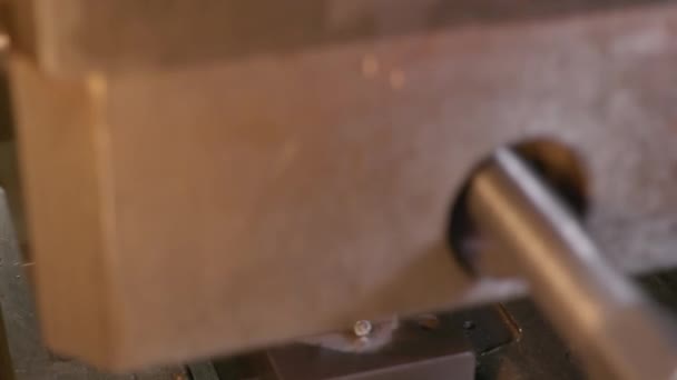 Близько до верстата роблячи срібну ложку, а потім рука робітника виймає готову ложку з форми — стокове відео