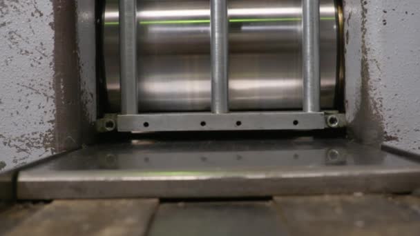 Nahaufnahme bei der Herstellung eines Metallrohlings - Silberblech mit Werkzeugmaschine im Werk — Stockvideo