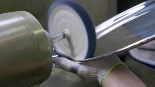 Ένας εργάτης γυαλίζει την τελική ασημένια πλάκα με ένα εργαλείο στο εργοστάσιο για την παραγωγή αντικειμένων από ασήμι — Αρχείο Βίντεο