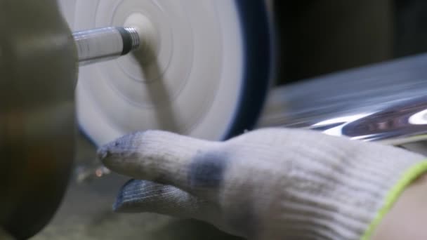 Közelről a munkás polírozás a kész ezüst lemez egy gép szerszám az üzemben termelési tételek ezüst — Stock videók