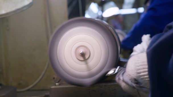 Primer plano a manos del trabajador puliendo la cuchara de plata terminada con una máquina herramienta — Vídeos de Stock