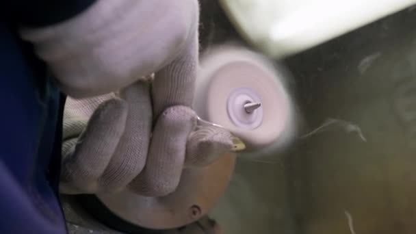 Close-up bij de arbeider polijsten van de afgewerkte zilveren lepel met een gereedschapswerktuig in de fabriek voor de productie van zilveren voorwerpen — Stockvideo