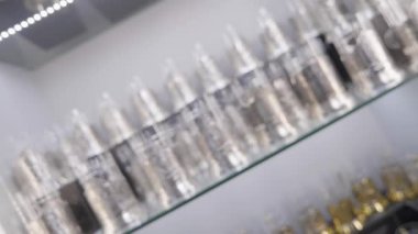 Gümüşten ürünler üreten fabrikanın bitmiş ürünlerinin tanıtımı - gümüş süslemeli bardak tutucuları
