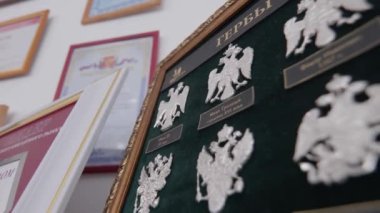 Fabrikanın bitmiş ürünlerini kapatın. Gümüş Rus amblemlerinden ürünler üretin.