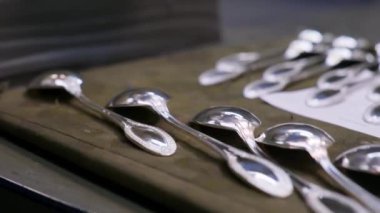 Üretim ürünleri için gümüş kaşıklarla fabrikanın bitmiş ürünlerini kapatın.