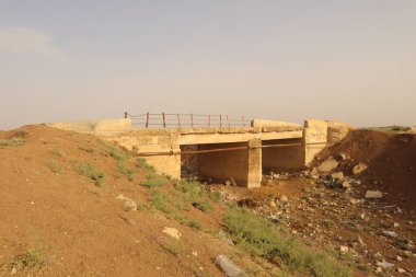 Şiddetli kuraklık nehri tamamen kuruttu ve bir zamanlar hayat dolu olan çorak toprakları terk etmeye zorladı. Eski köprü.