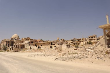 Suriye 'de harap olmuş binalar, büyük şehir kalıntıları ve hasarlı bir cami kubbesi olan savaştan zarar görmüş Halep' in güçlü bir çekimi. Tarihi belgeler, belgeseller, haberler ve eğitim için ideal.