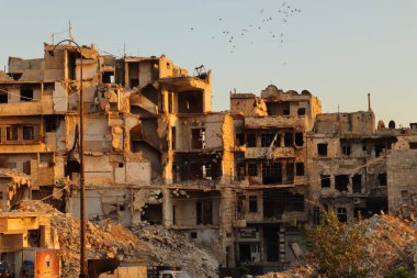 Savaş mağduru Halep, Suriye. Ağır hava saldırıları ve şiddetli cephe savaşları sonrasında yıkılan binalar savaşın vahşetini, insanların çektiği acıları ve acilen yeniden yapılanma ve barış ihtiyacını gösteriyor..