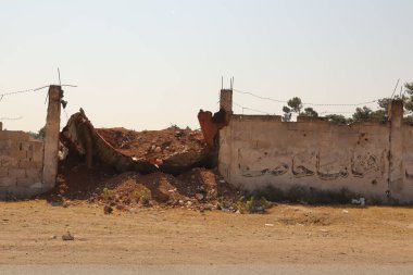 Halep, Suriye. 08.08.2025. Askeri Piyade Okulu 'nun duvarında hasar var. Bir zamanlar eski hükümet tarafından tutulan, daha sonra muhalefet ve diğerleri tarafından ele geçirilen, şimdi Suriye hükümeti kontrolü altında, savaş etkisi.