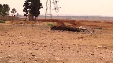 Yıllarca süren çatışmalardan sonra Suriye 'nin ıssız bir bölgesindeki elektrik kulesini yok etti. Hasarlı altyapı ve çorak arazi, temel güç sistemleri üzerindeki uzun vadeli etkisini vurguluyor. Kriz raporları için