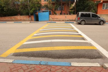 Aracın hızını zarar görmeden güvenli bir şekilde azaltmak için tasarlanmış modern bir hız tümsek modeli. Kentsel trafik yönetimi, karayolu güvenliği tasarımı ve ulaşım altyapısı kavramlarını resmetmek için ideal.