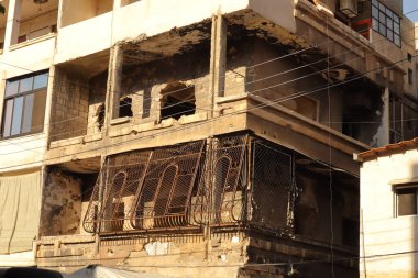 Halep, Suriye 'deki savaş hasarlı bina, ağır çatışmalardan kaynaklanan yıkımı gösteriyor. Savaş sonrası, insani kriz ve kentsel yeniden yapılanma potansiyelini sembolize eden güçlü görüntüler.