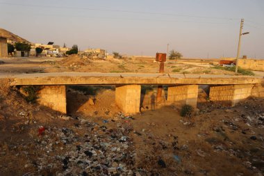 Şiddetli kuraklık nehri tamamen kurutarak çorak bir arazi ve atıkla çevrili eski bir köprü bıraktı. Su kıtlığının, kirliliğin ve insan ihmalinin yarattığı etkiyi gösteren çarpıcı bir görüntü..