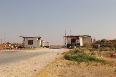 Halep yakınlarındaki terk edilmiş eski Suriye ordu kontrol noktası, şimdi yeni yönetim altında sessiz, savaşın bir sembolü olarak duruyor ve belgeseller, haberler ve Orta Doğu tarihi projeleri için özgürlükler mükemmel bir şekilde yükseliyor.
