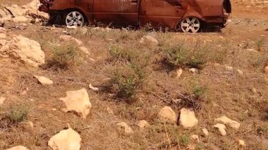 Suriye 'nin Halep kentinde terk edilmiş paslanmış, kurşun delikli bir araba savaş ve yıkımı anımsatıyor. Belgesel filmler, haber raporları ve çatışma sonrasıyla ilgili görsel hikayeler için ideal.