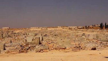 Suriye 'nin Halep kenti yakınlarında terk edilmiş bir mülteci kampı, çatışma sona erdikten sonra harabeleri ve sığınakları gösteriyor. İyileşmeyi, esnekliği ve zamanın akışını simgeleyen güçlü bir görüntü..