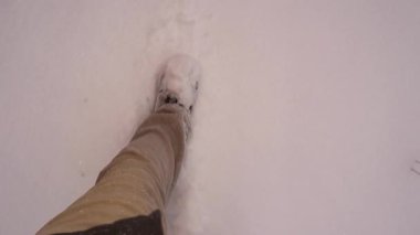 Türkiye 'nin Erzurum kentinde kar altında yürüme POV' u aktif kar yağışı sırasında her adımda botlar batıyor. Soğuk hava, hayatta kalma ve açık hava keşiflerini ön plana çıkaran bir kış macerası. Seyahat için.