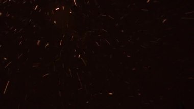 Geceleri kar taneleri yavaşça düşüyor, siyah zemine karlar düşüyor. Parlayan buz parçacıklarının olduğu kış sahnesi, tatil tasarımı, hava konsepti, sinematik örtüler ve mevsimsel noel reklamları için..