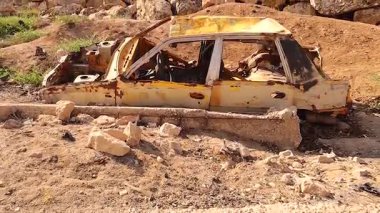 Çölde terk edilmiş, paslı bir araba enkazı. Etrafı kayalar ve kuru topraklarla çevrili. Çürümeyi, zamanı ve çevresel etkiyi sembolize ediyor. Kentsel bozulma, tarih ve ıssızlık temaları için mükemmel..
