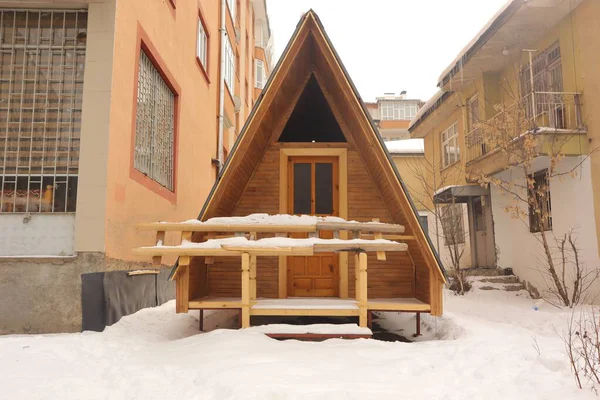 Kar, Erzurum 'da kışın ahşap çerçeveli evi kapladı. Seyahat, emlak, kış yaşam tarzı, soğuk iklim, kırsal mimari, mevsimsel arka plan, doğayla ilgili ticari projeler için ideal.