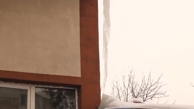 Düşen buzun yükselen soğuk havayla buluştuğu Türkiye 'nin Erzurum kentindeki karlı bir çatıdan sarkan uzun buz sarkıtı. Doğayı, aşırı havayı, iklim değişikliğini ve mevsimsel güzelliği simgeleyen çarpıcı bir kış sahnesi..