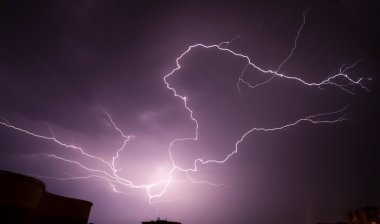 Şehir binaları yıldırım