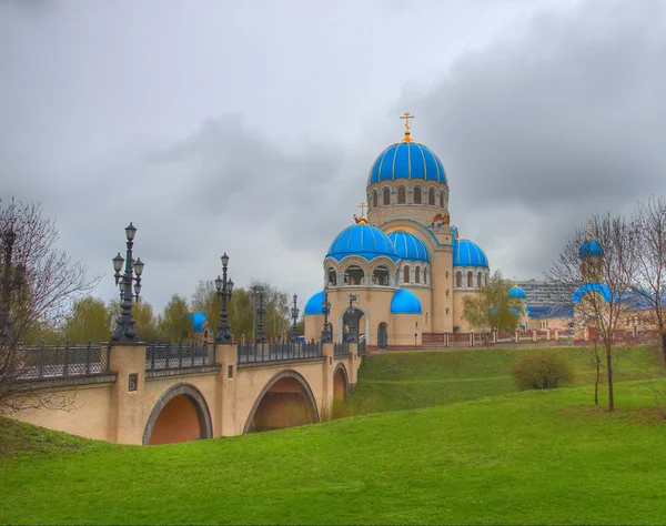 Borisovo 池に聖三位一体の教会 — ストック写真