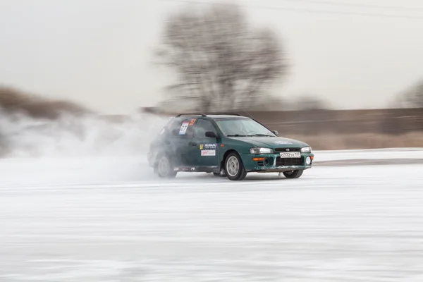 Carro no gelo em movimento — Fotografia de Stock