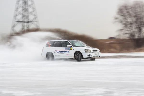 Carro no gelo em movimento — Fotografia de Stock