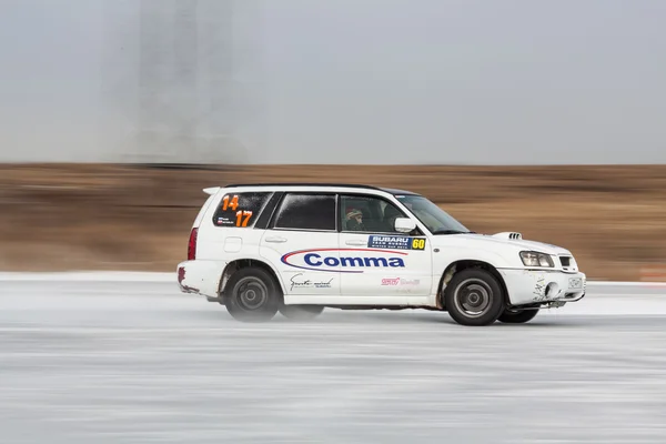 Carro no gelo em movimento — Fotografia de Stock