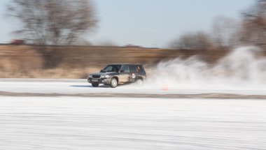 Siyah subaru Forester buz üzerinde izlemek