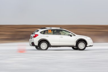 Beyaz subaru Impreza Xv buz yolda