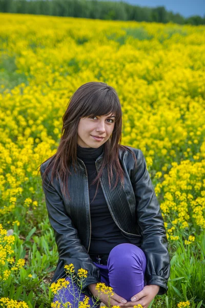 Jonge vrouw op het veld Rechtenvrije Stockfoto's